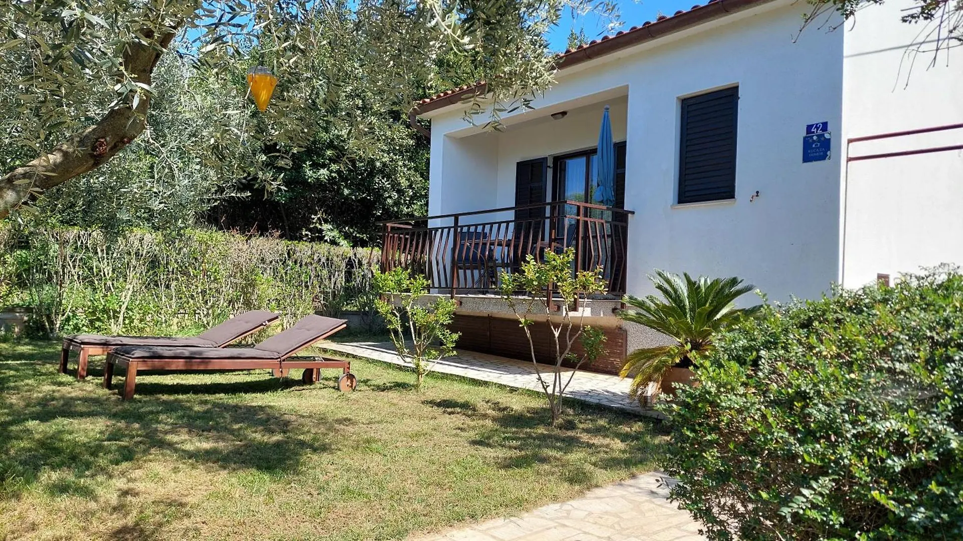 Holiday House Anka contacts